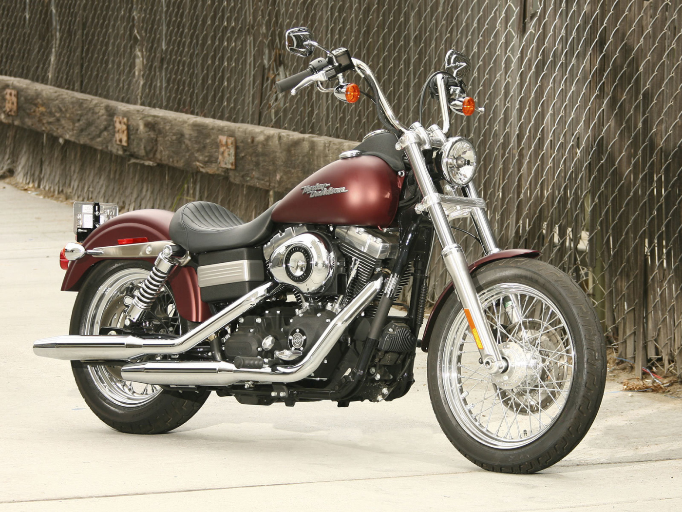 Красивый мотоцикл Harley-Davidson Dyna Street Bob