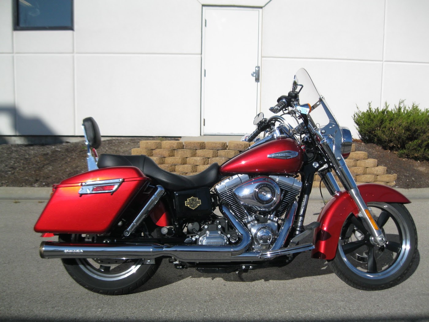 Красивый мотоцикл Harley-Davidson Dyna Switchback