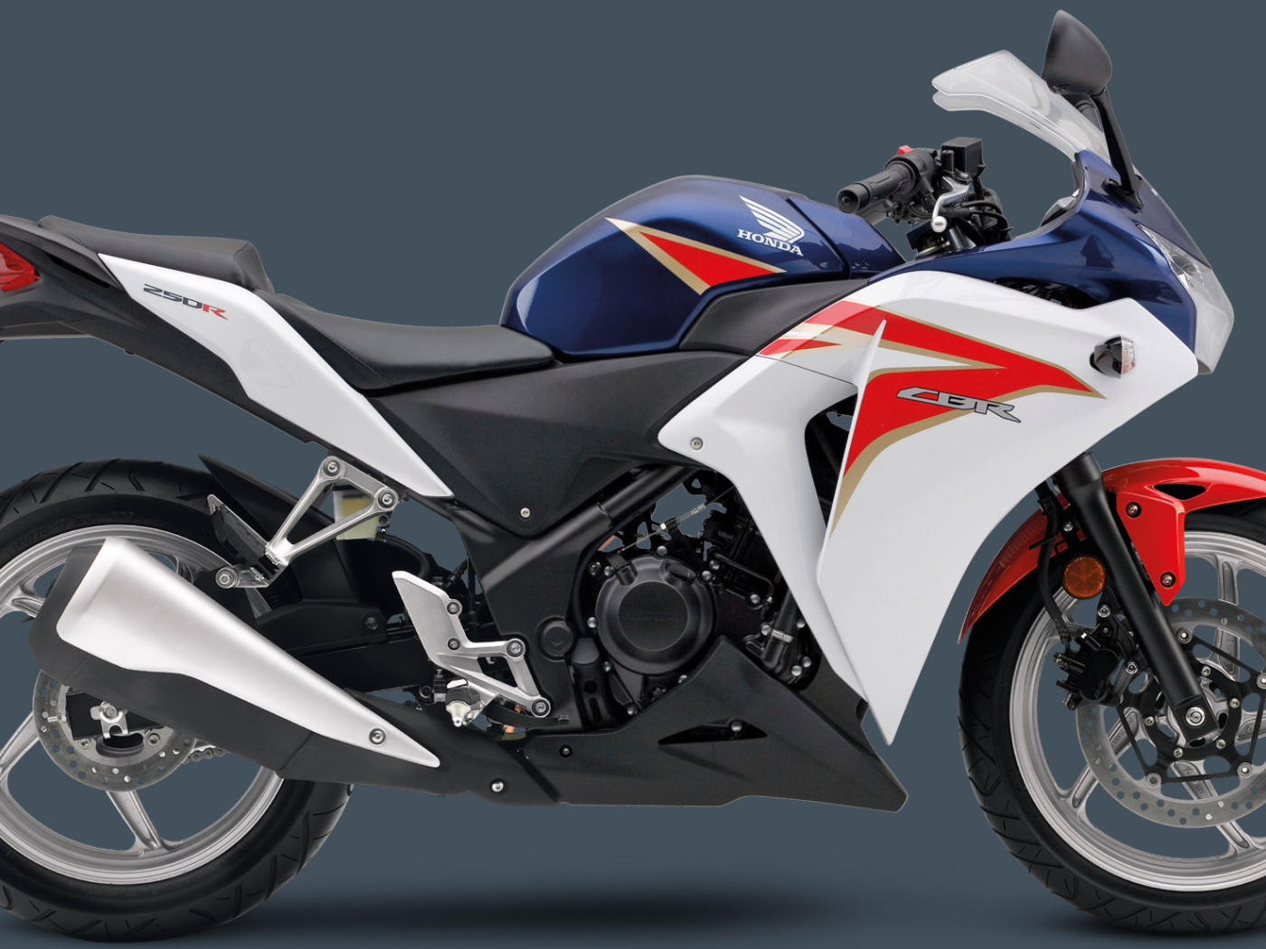 Красивый мотоцикл Honda CBR 250 R