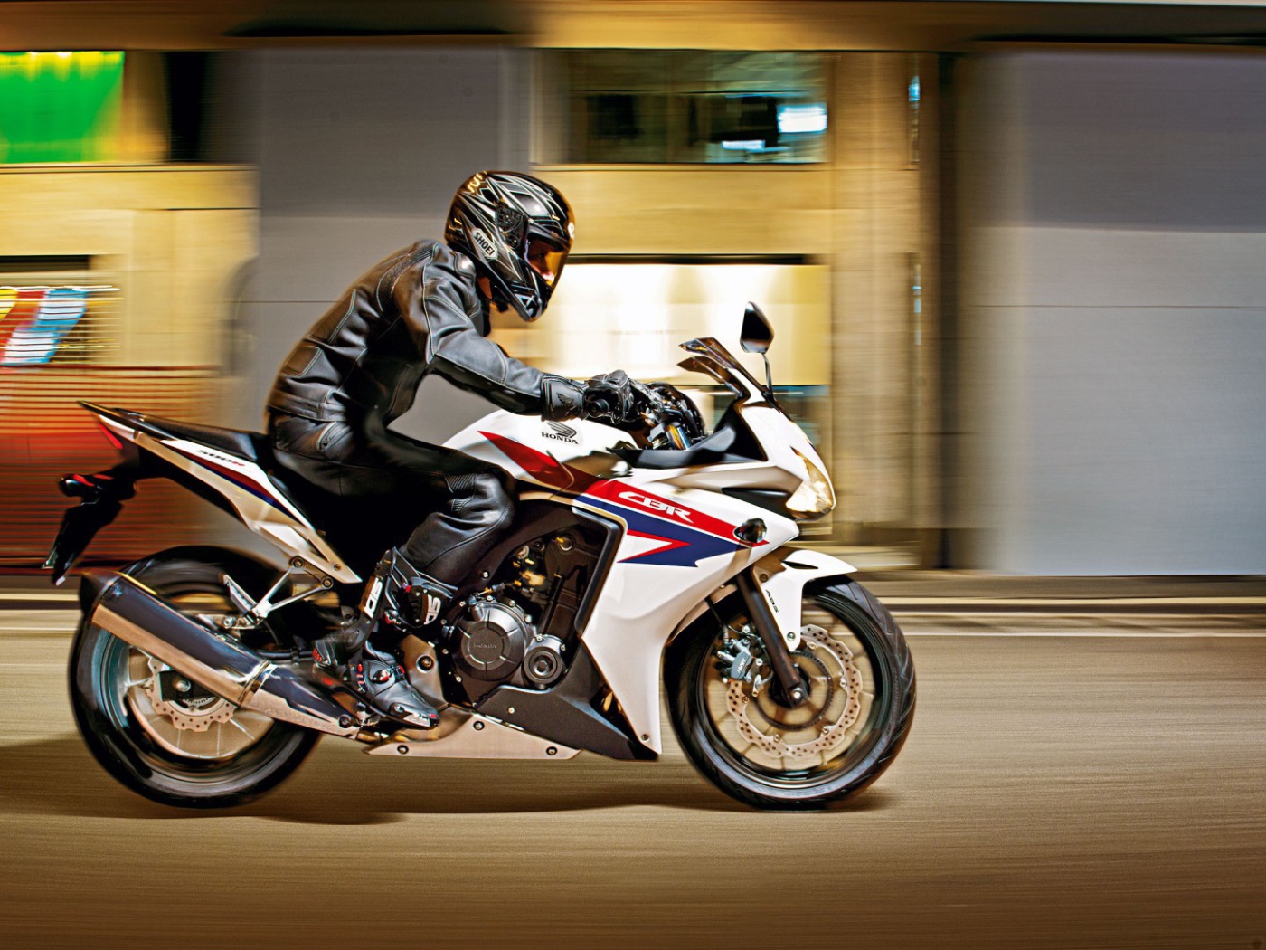 Красивый мотоцикл Honda CBR 500 R