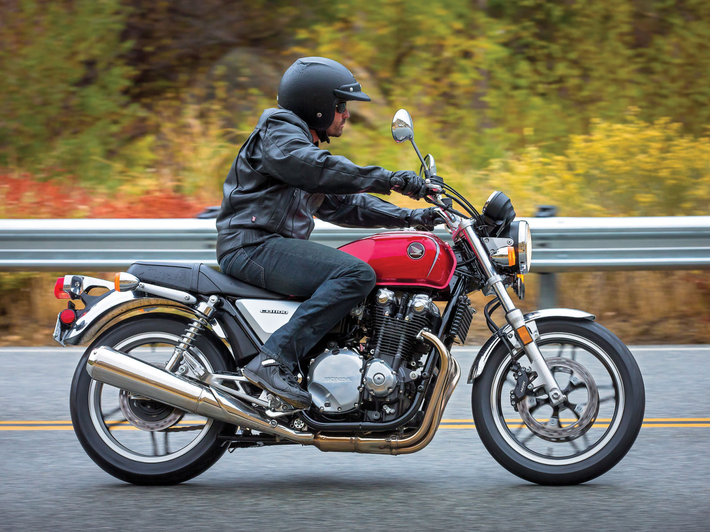 Красивый мотоцикл Honda CB 1100