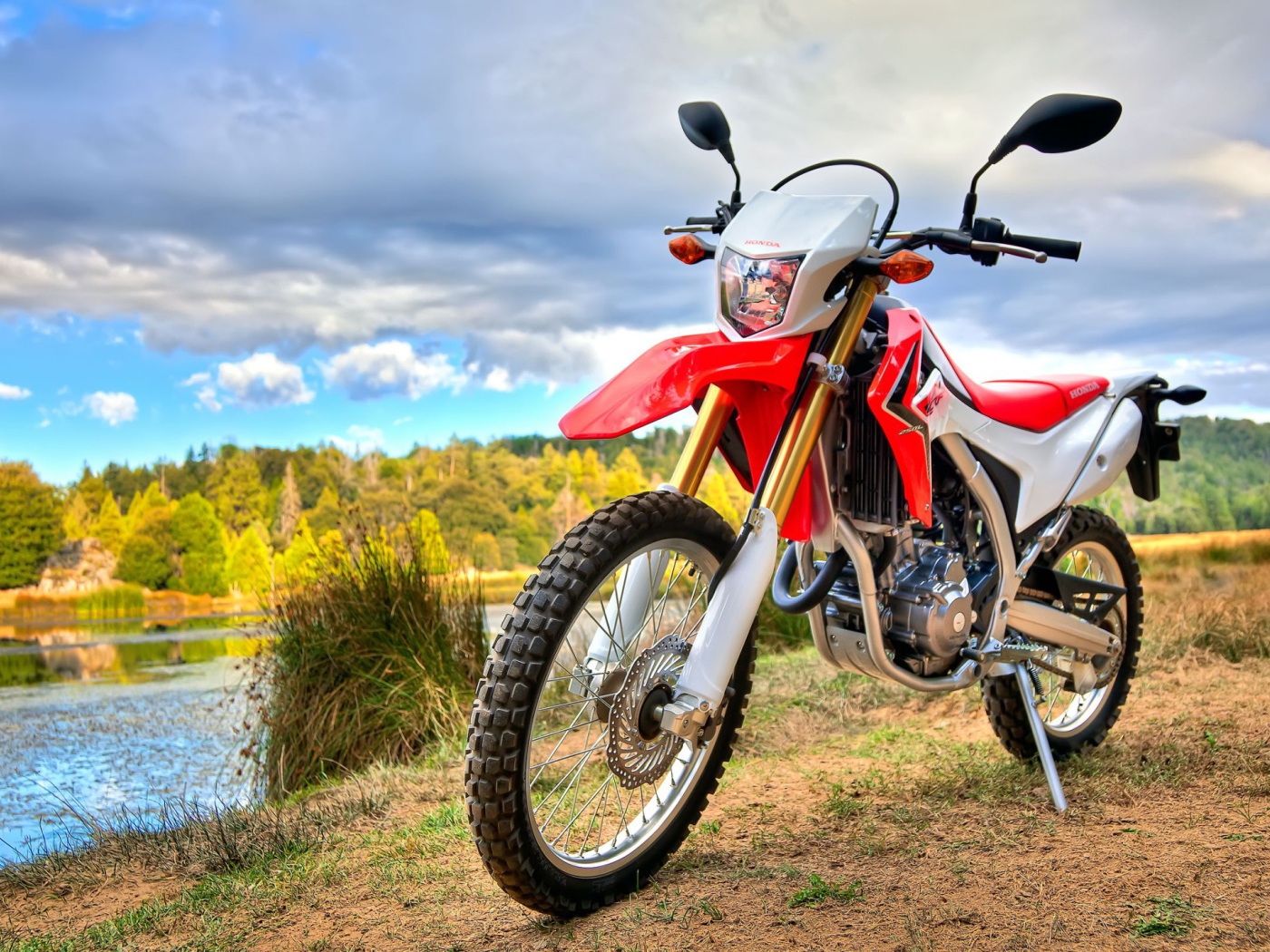 Красивый мотоцикл Honda CRF 250 L