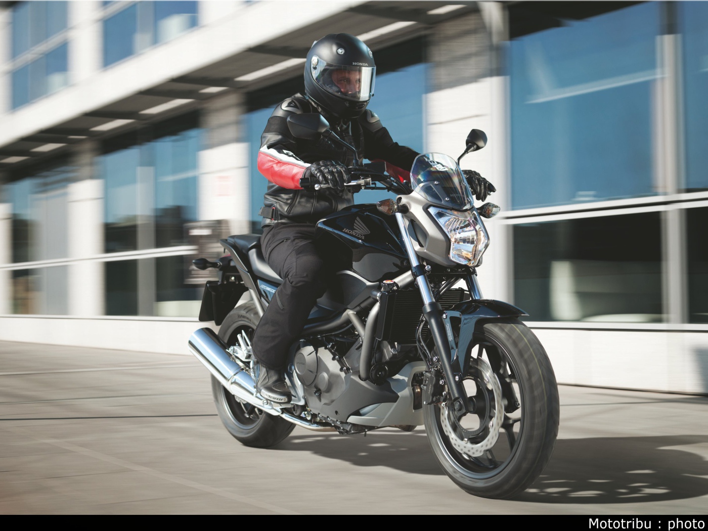 Красивый мотоцикл Honda NC 700 S