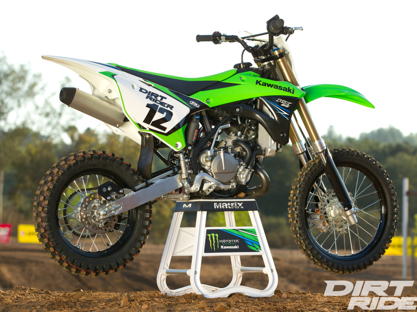 Красивый мотоцикл Kawasaki KX 85-II