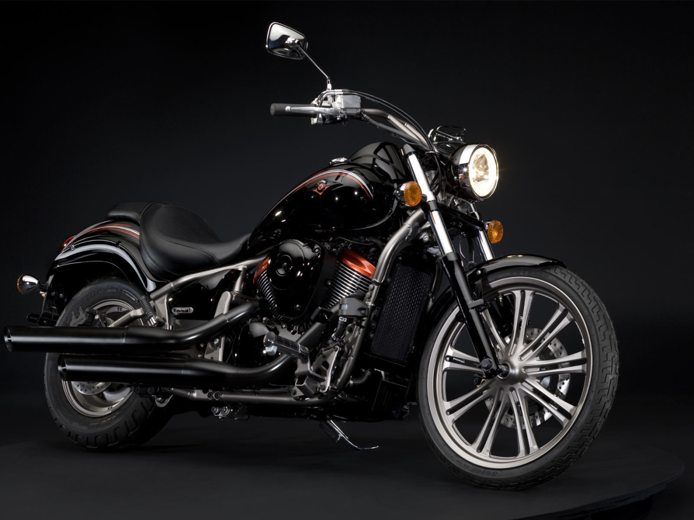 Красивый мотоцикл Kawasaki VN 900 Classic