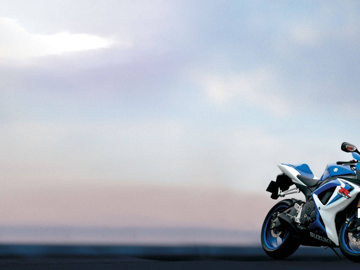 Красивый мотоцикл Suzuki  GSX-R 600