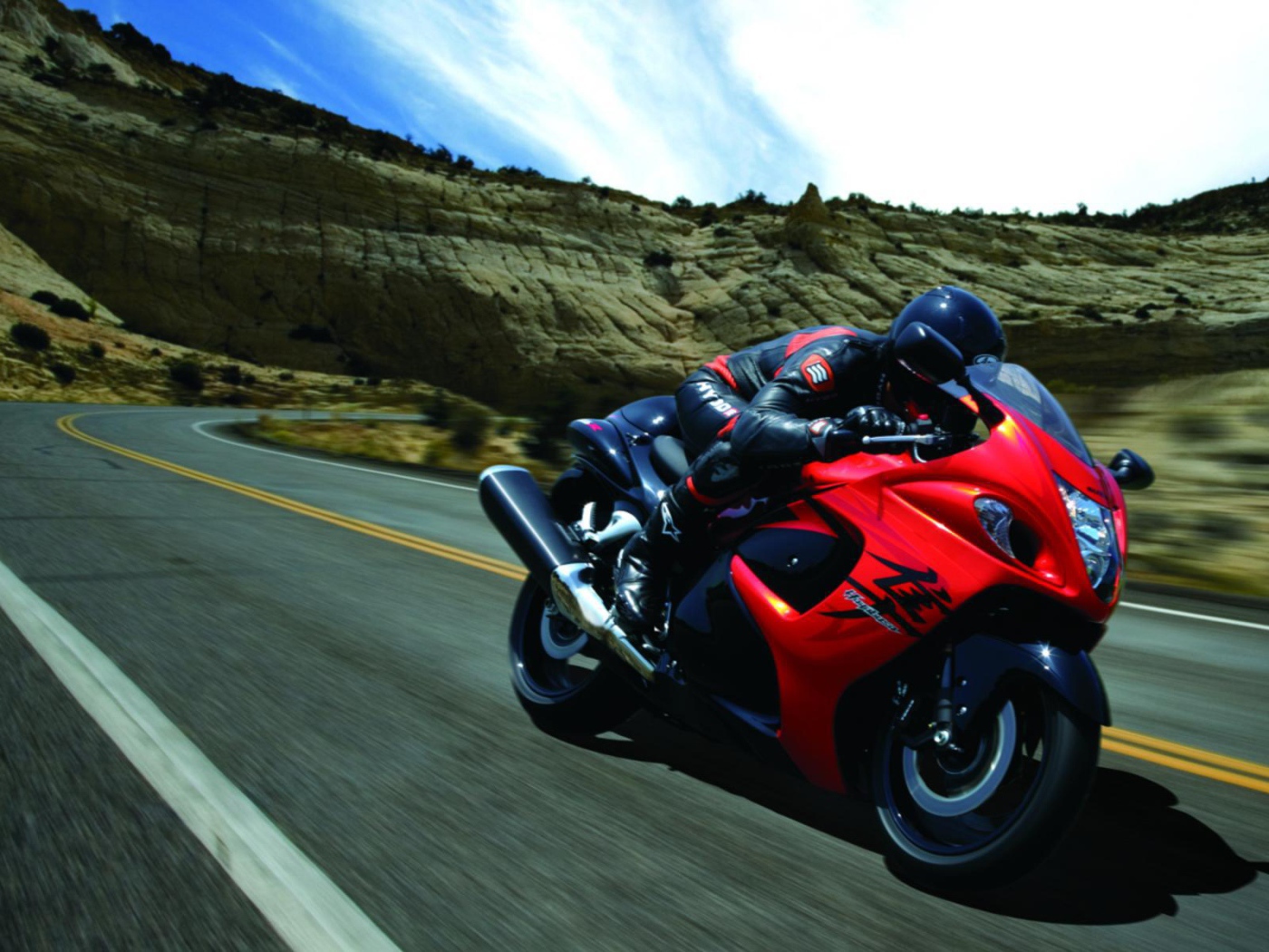 Красивый мотоцикл Suzuki  GSX 1300 R