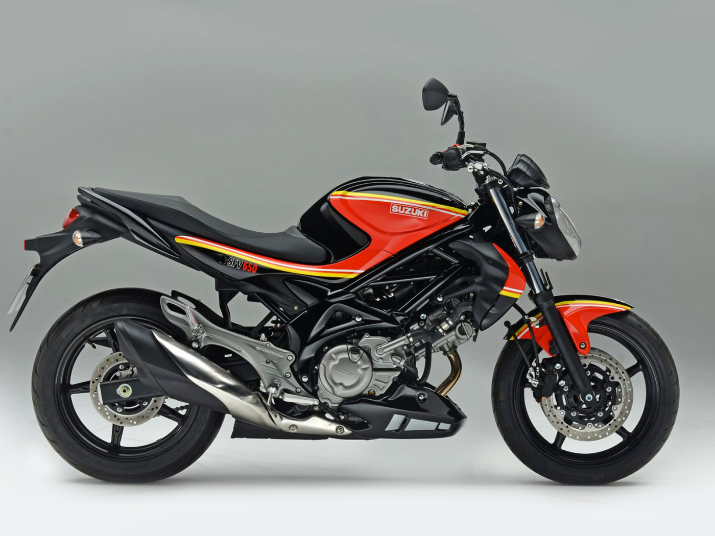 Красивый мотоцикл Suzuki SFV 650