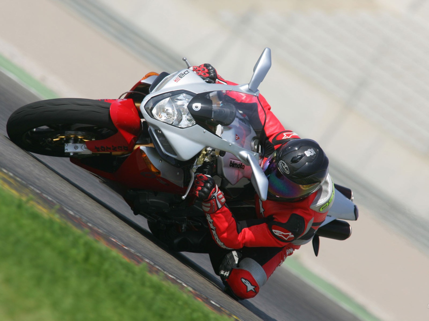 Мотогонщик на крутом вираже