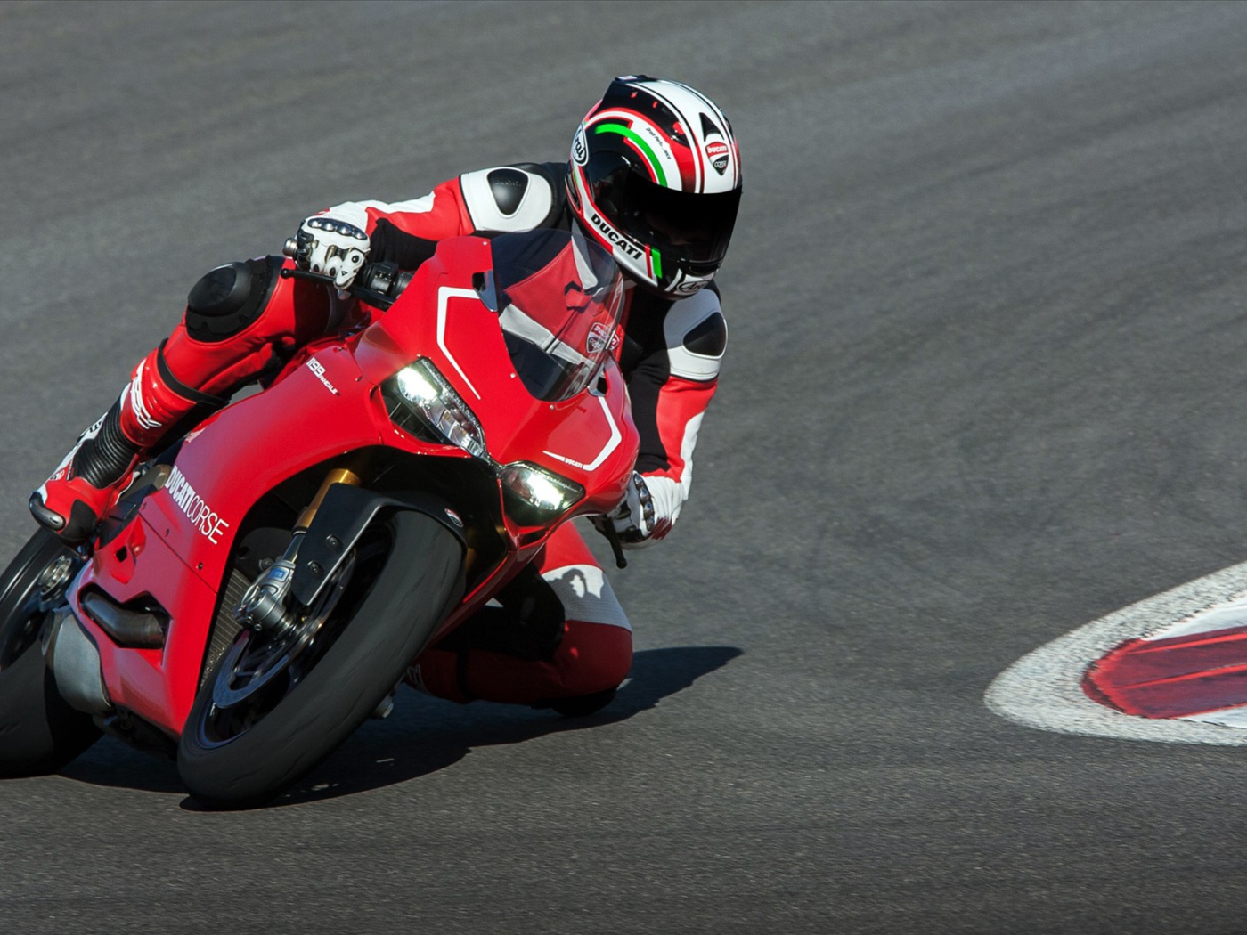 Быстрый мотоцикл Ducati Superbike 1199 Panigale