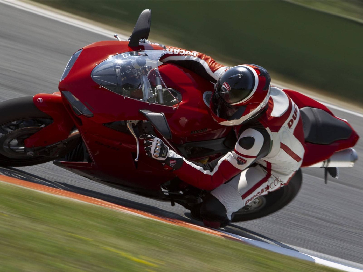 Быстрый мотоцикл Ducati Superbike 848 Evo