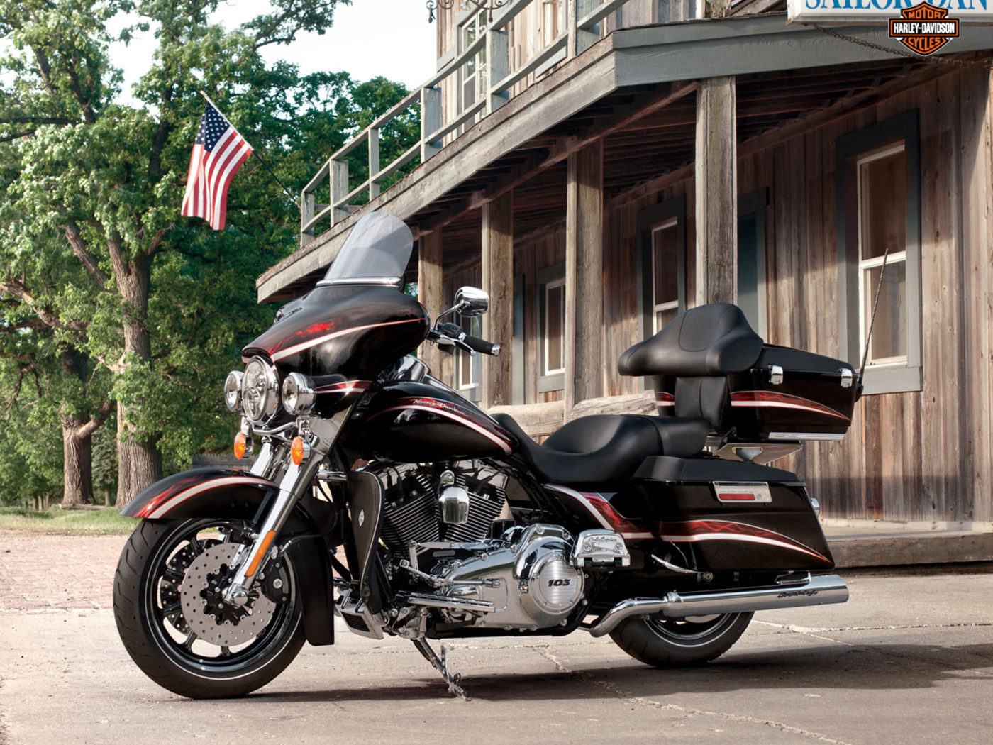 Быстрый мотоцикл Harley-Davidson CVO Electra Glide Ultra Classic
