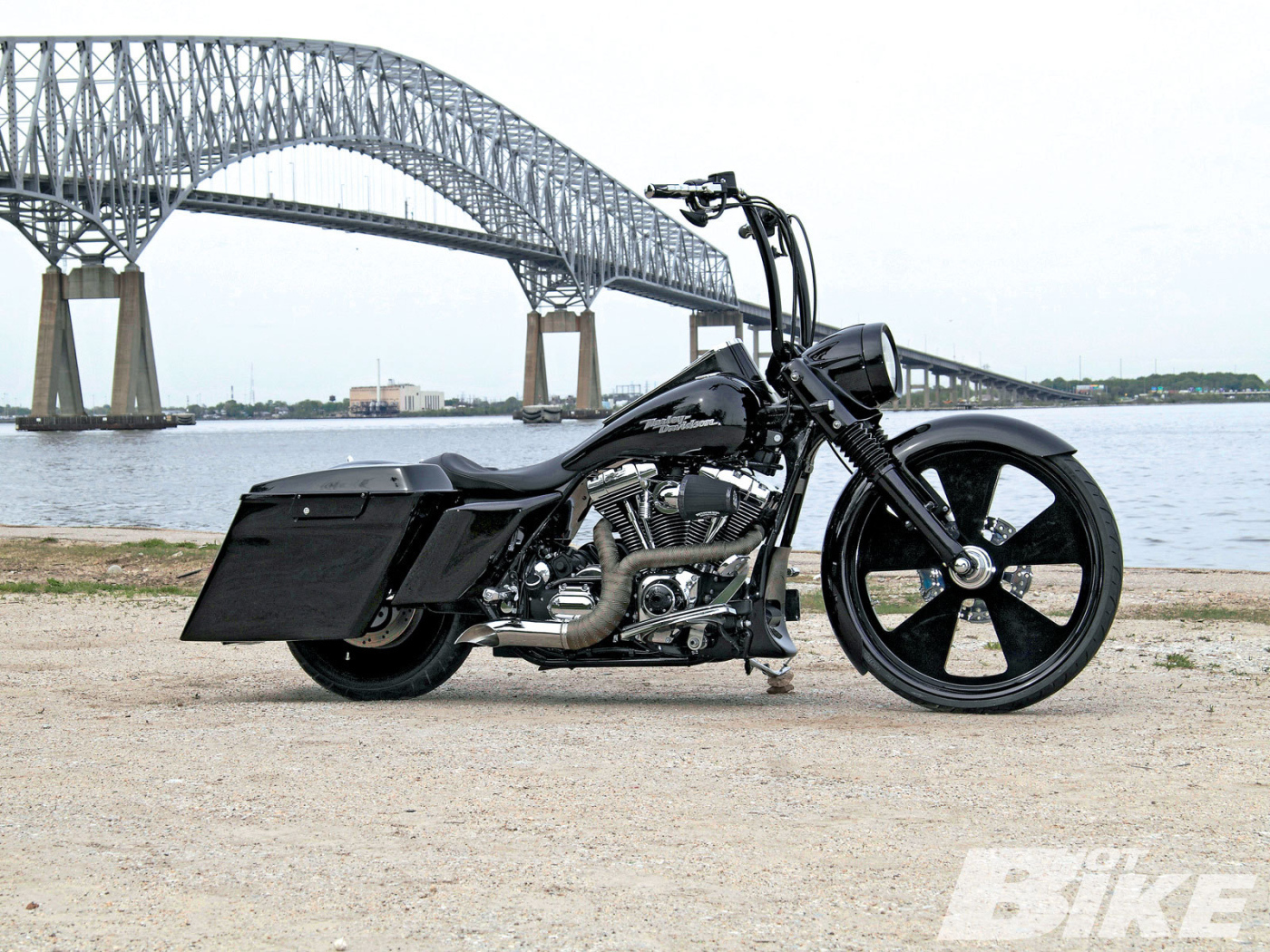 Быстрый мотоцикл Harley-Davidson Road King Anniversary Edition