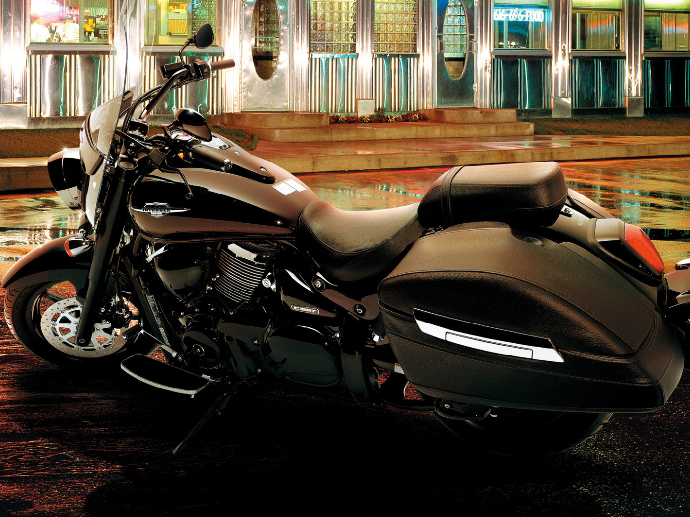 Быстрый мотоцикл Suzuki Intruder C1500T