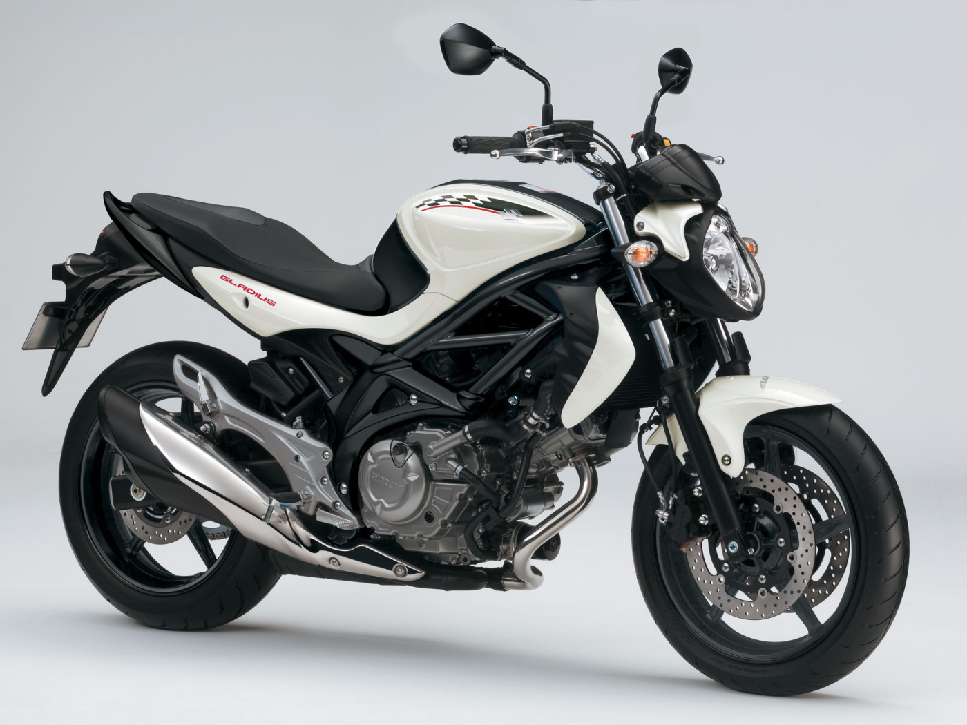 Быстрый мотоцикл Suzuki SFV 650