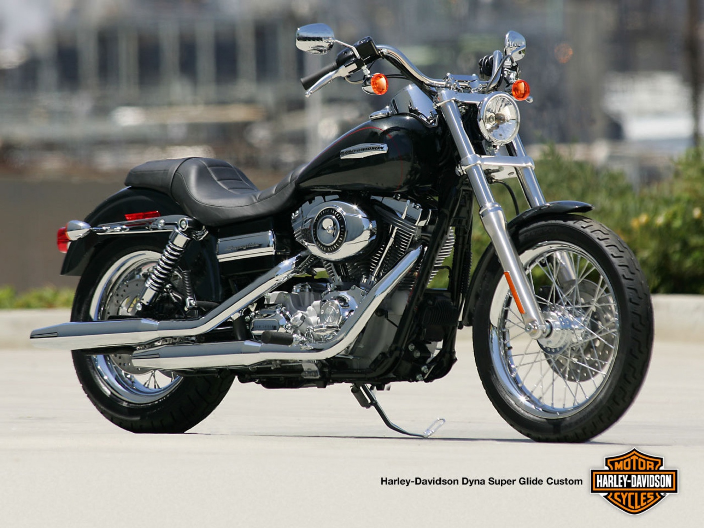 Невероятно быстрый мотоциклHarley-Davidson Dyna Super Glide Custom