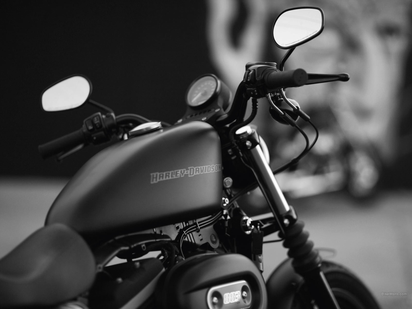 Мотоцикл модели Harley-Davidson XL 883N Sportster Iron