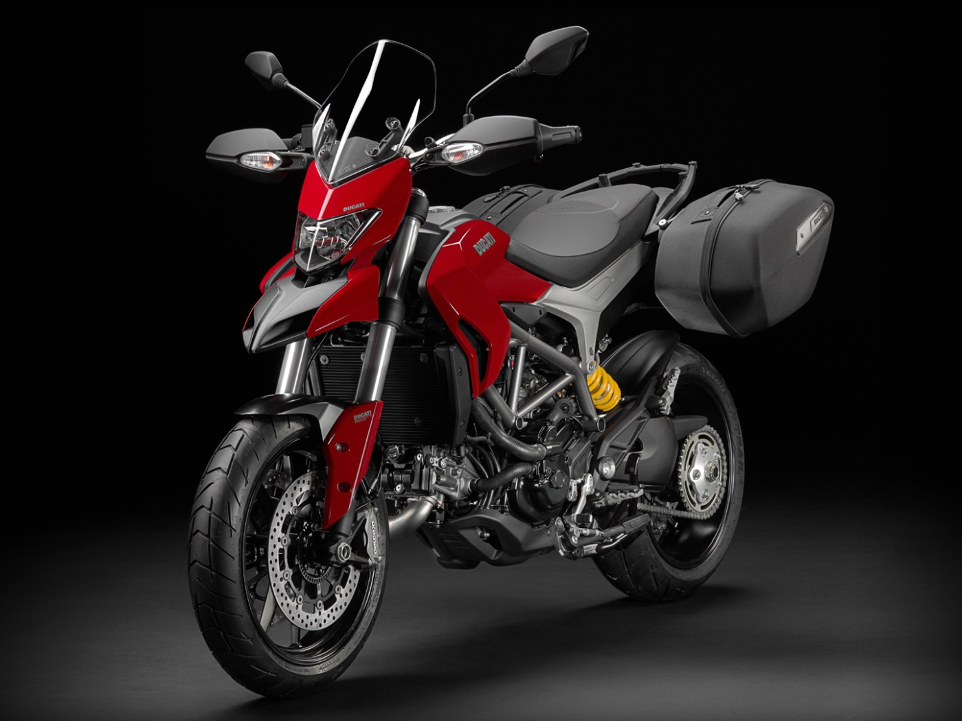 Новый мотоцикл на дороге Ducati Hyperstrada