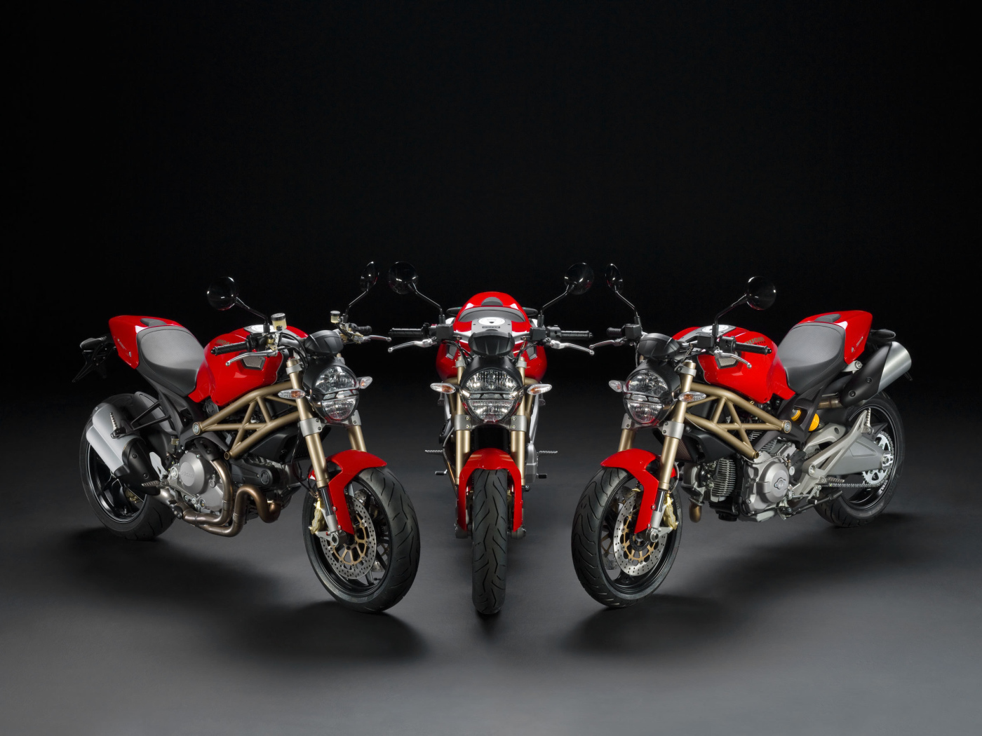 Новый мотоцикл на дороге Ducati Monster Diesel