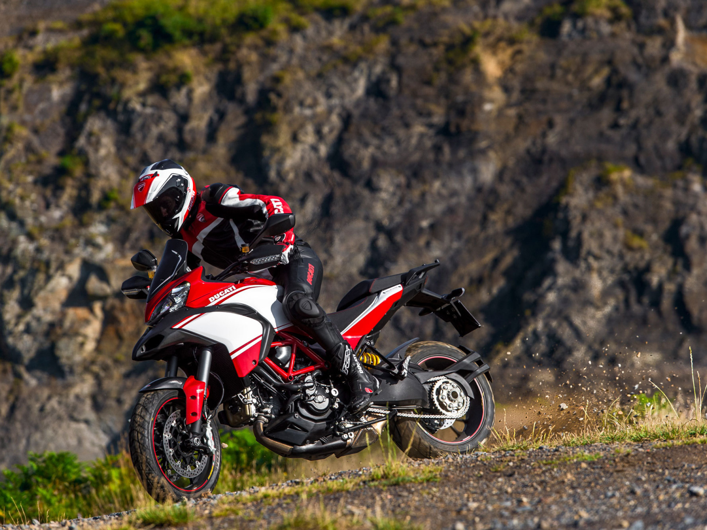 Новый мотоцикл на дороге Ducati Multistrada 1200 S Granturismo