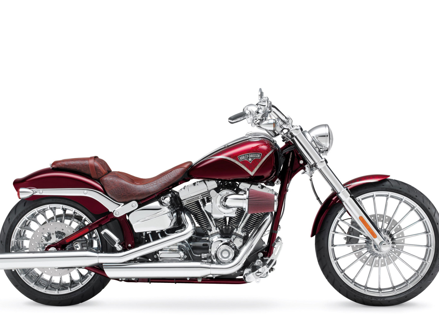 Новый мотоцикл на дороге Harley-Davidson CVO Breakout