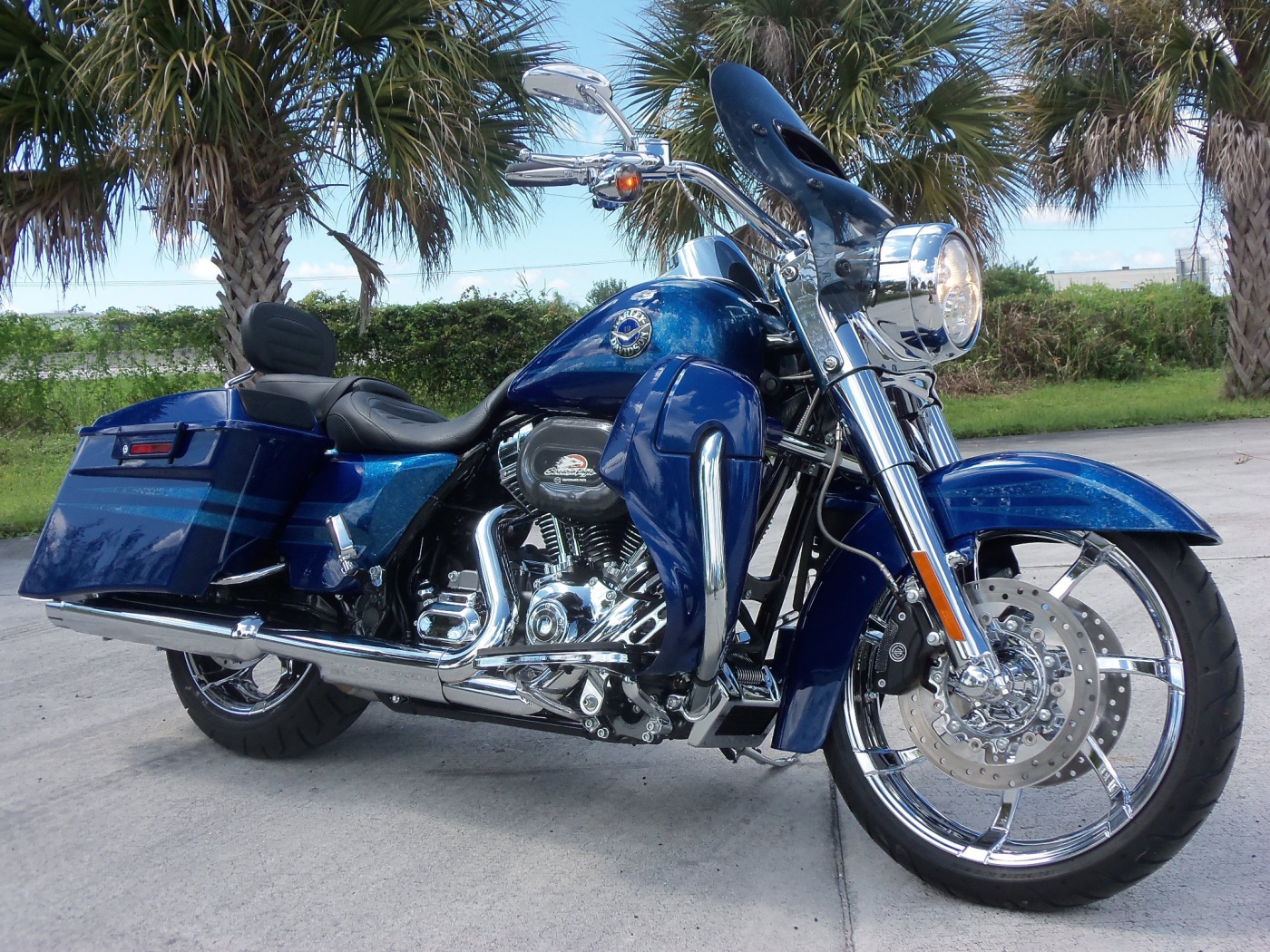 Новый мотоцикл на дороге Harley-Davidson CVO Road King