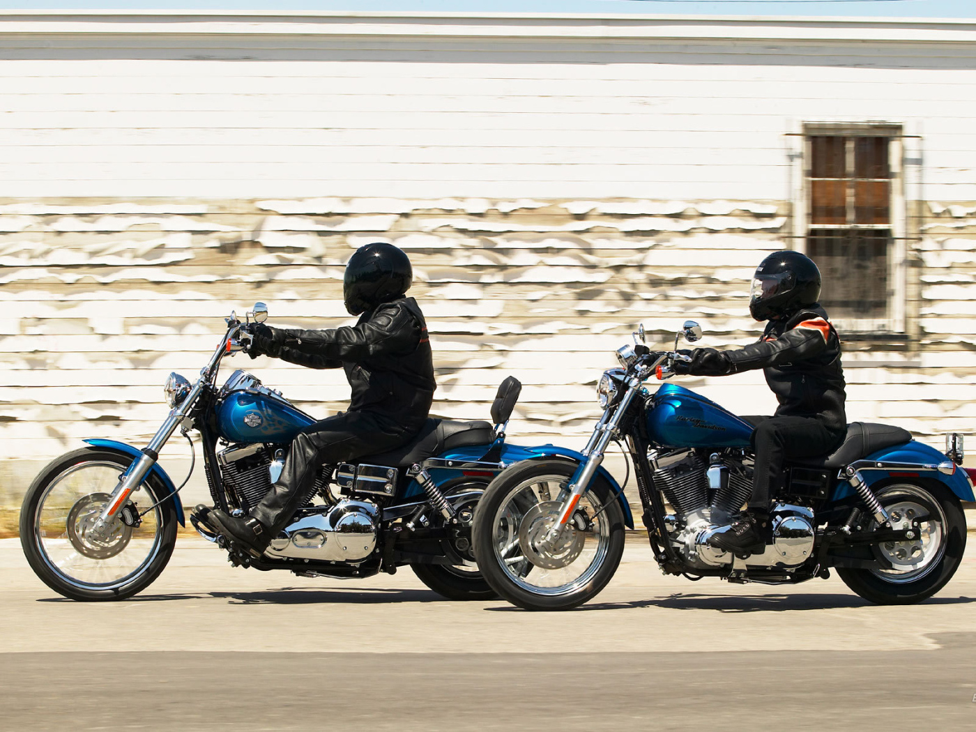 Новый мотоцикл на дороге Harley-Davidson Dyna Super Glide Custom