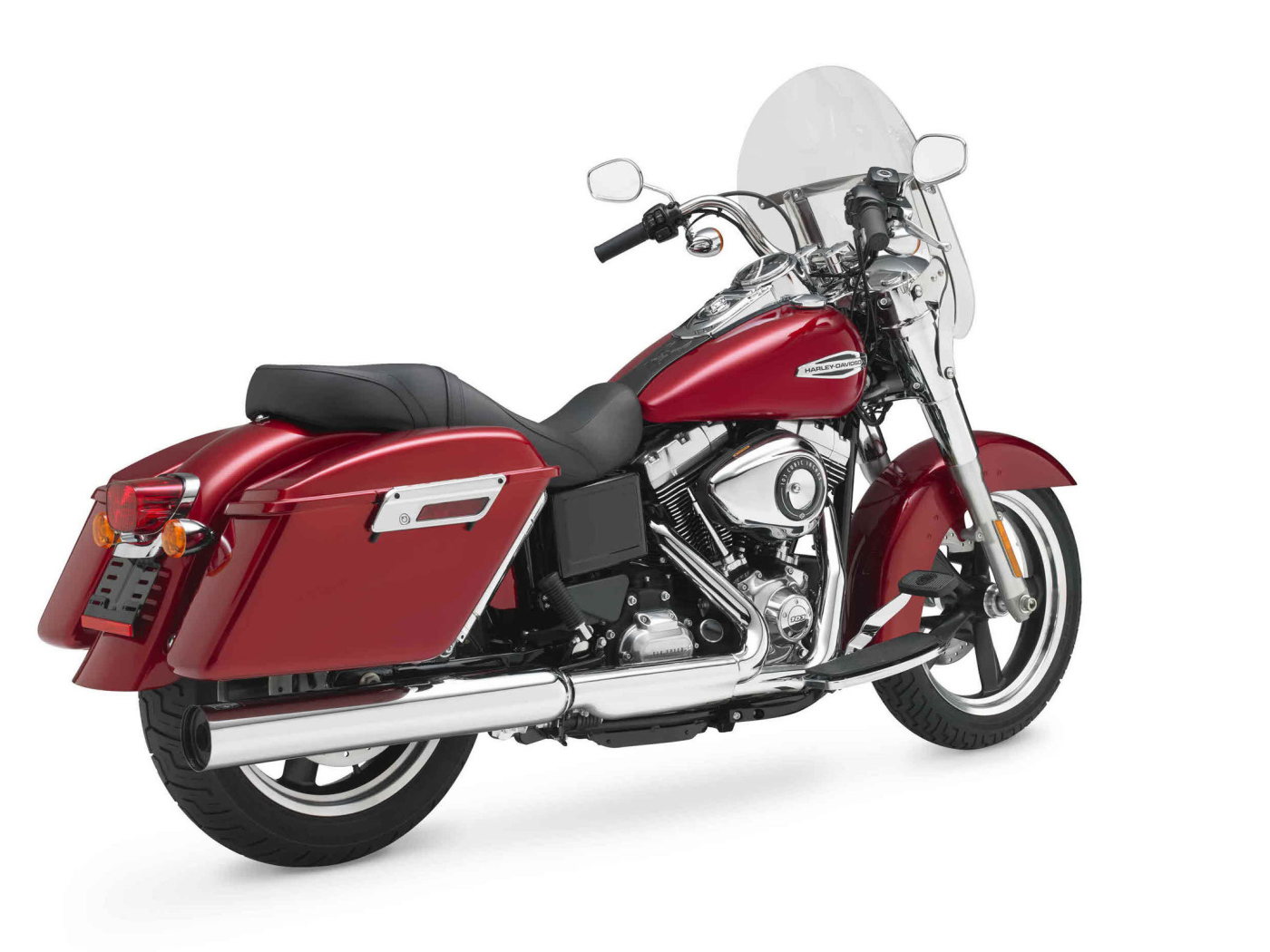 Новый мотоцикл на дороге Harley-Davidson Dyna Switchback