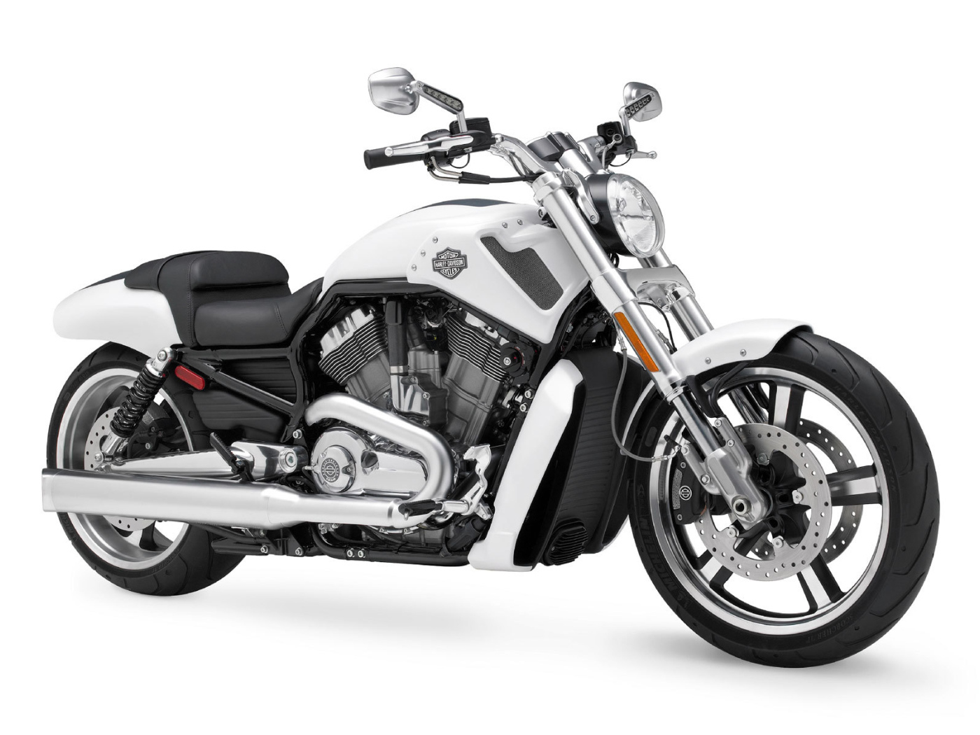 Новый мотоцикл на дороге Harley-Davidson V-Rod Muscle
