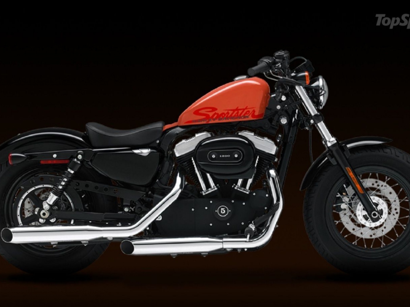 Новый мотоцикл на дороге Harley-Davidson XL 1200X Sportster Forty-Eight