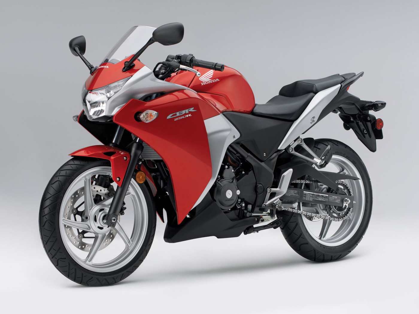 Новый мотоцикл на дороге Honda CBR 250 R