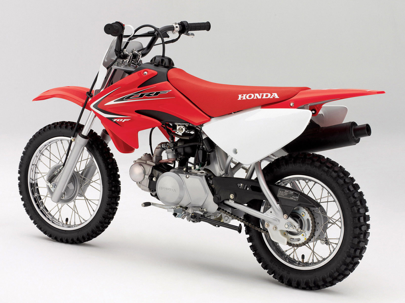 Новый мотоцикл на дороге Honda CRF 110 F