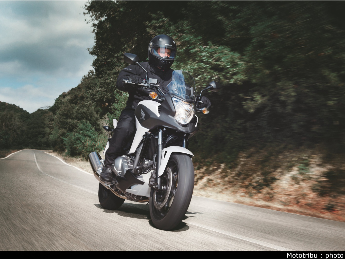 Новый мотоцикл на дороге Honda NC 700 X