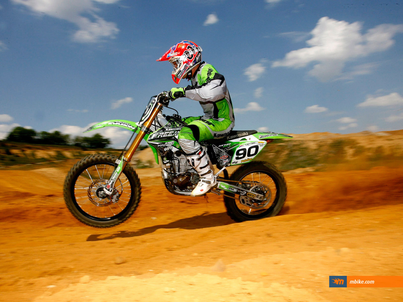 Новый мотоцикл на дороге Kawasaki KX 450 F