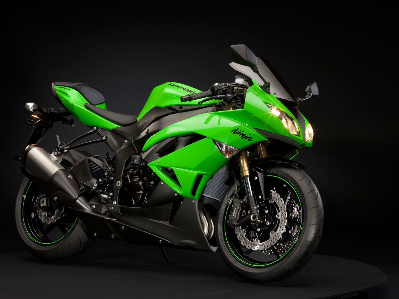 Новый мотоцикл на дороге Kawasaki Ninja ZX-6R