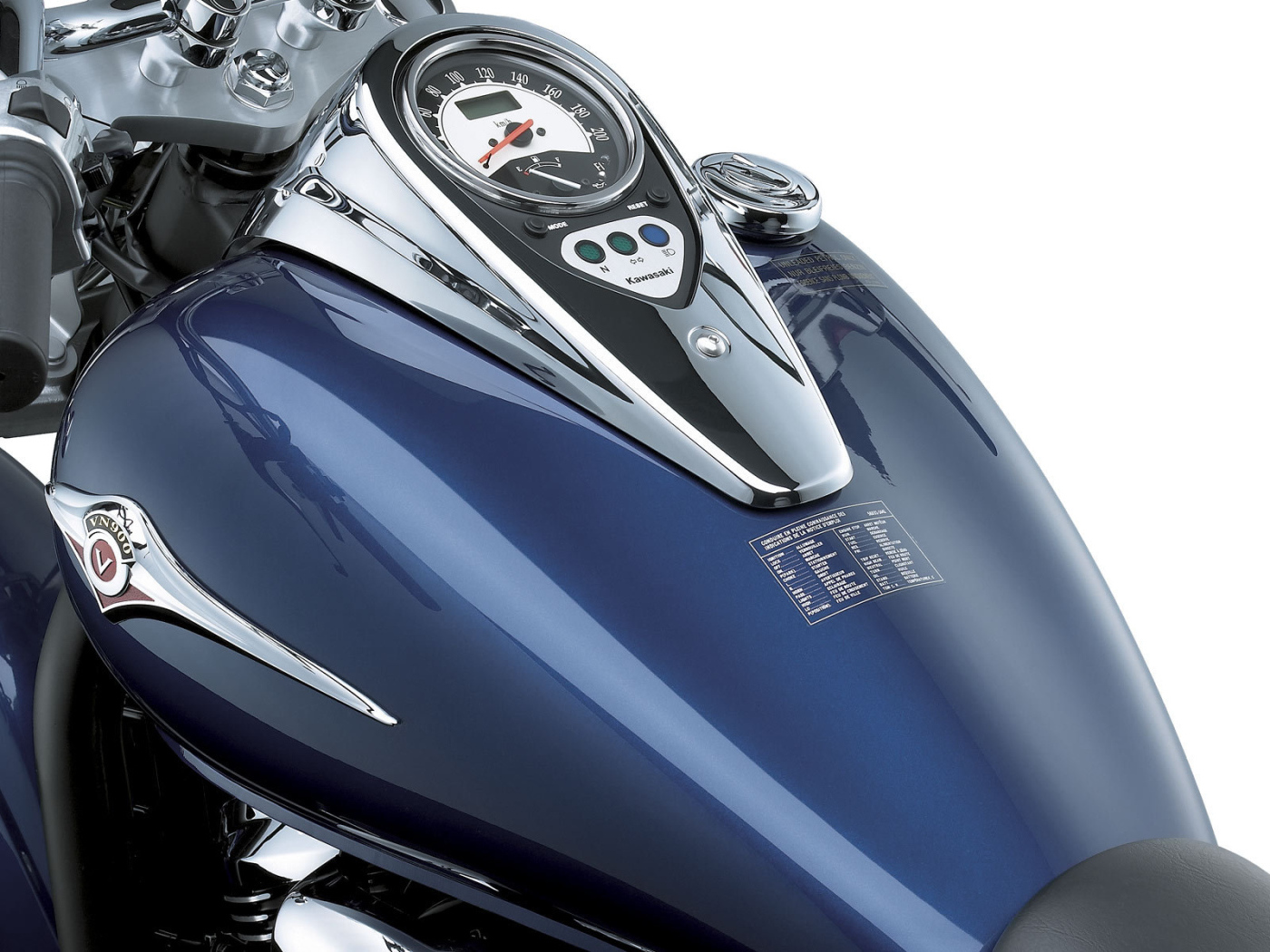 Новый мотоцикл на дороге Kawasaki VN 900 Classic