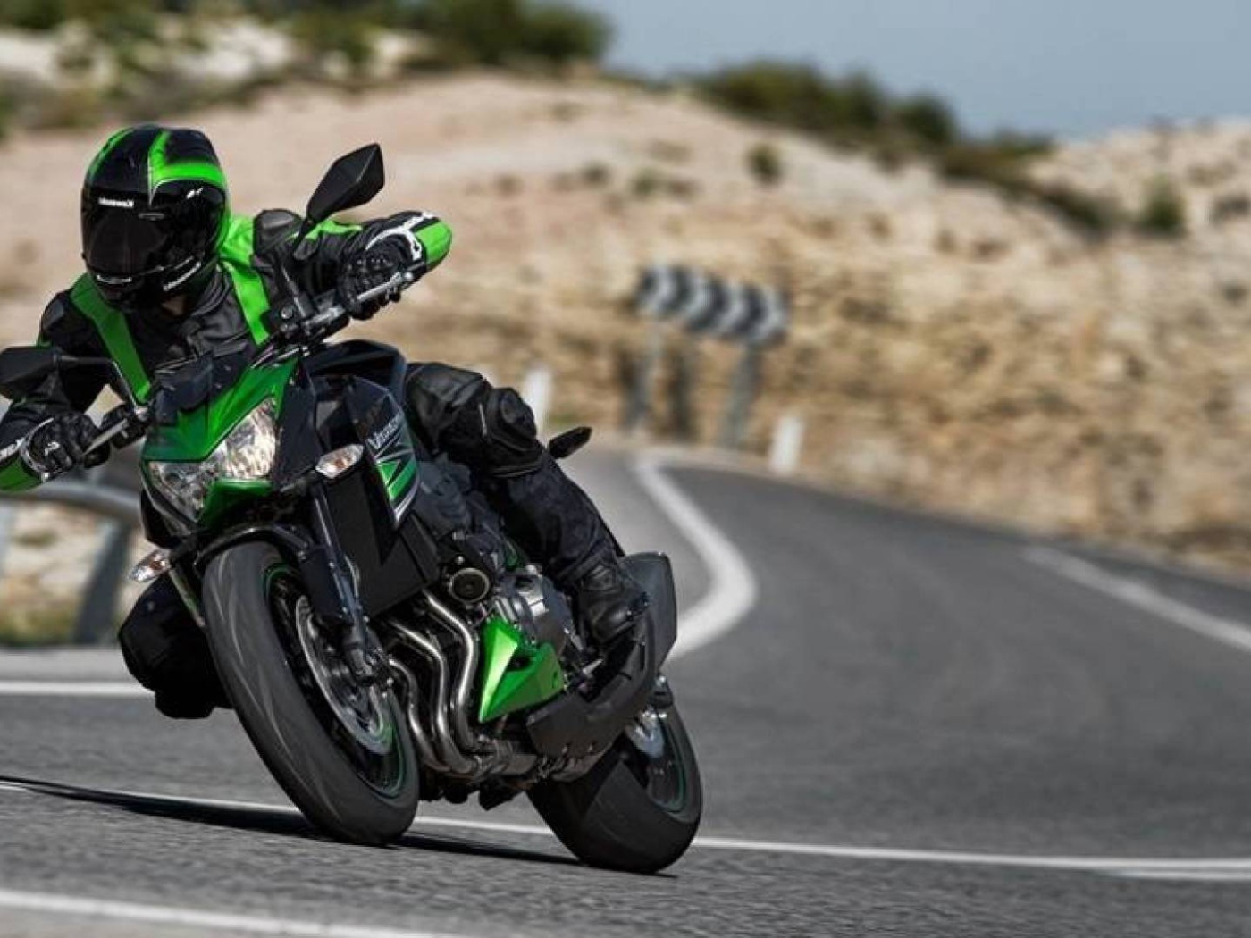Новый мотоцикл на дороге Kawasaki Z 800