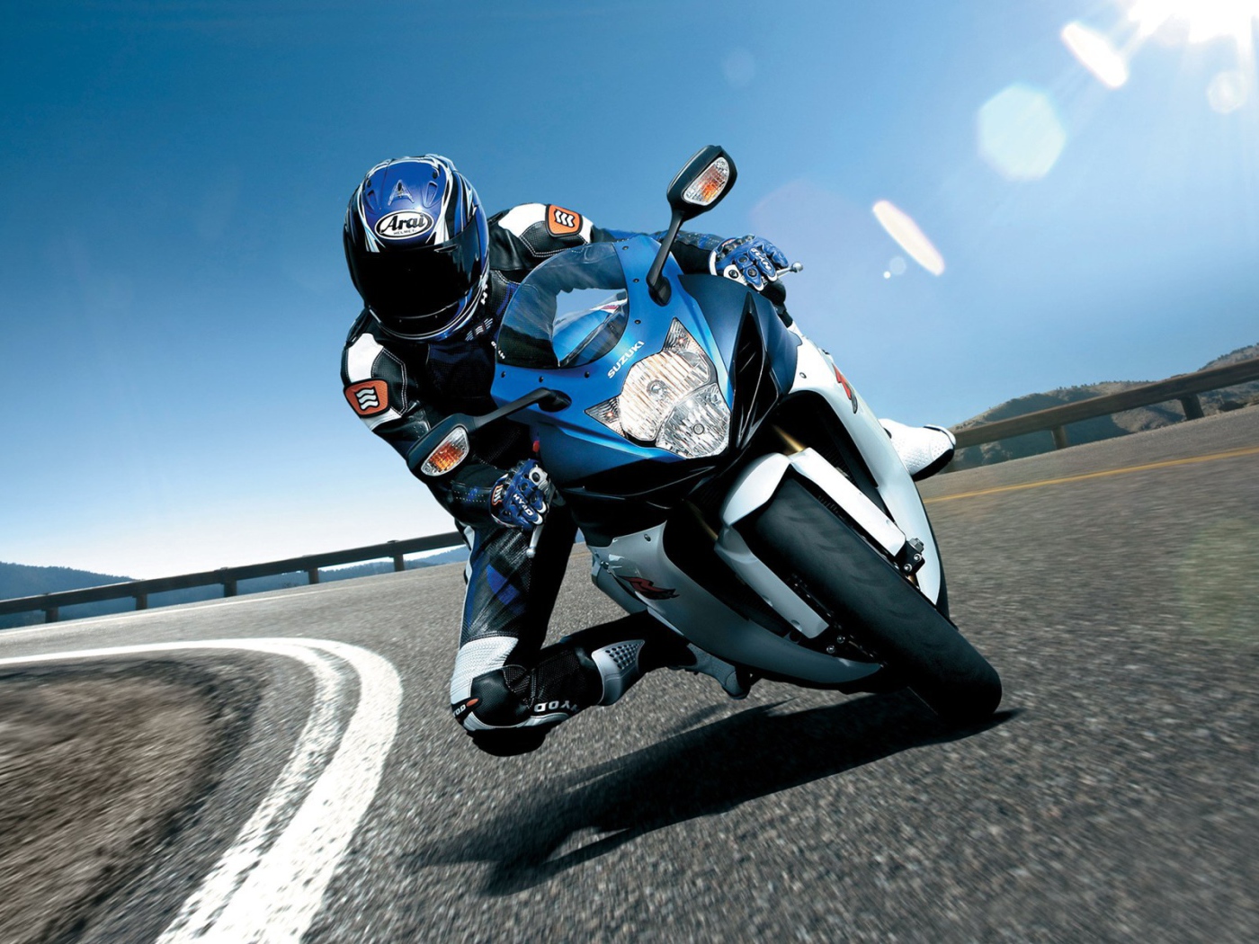 Новый мотоцикл на дороге Suzuki  GSX-R 750