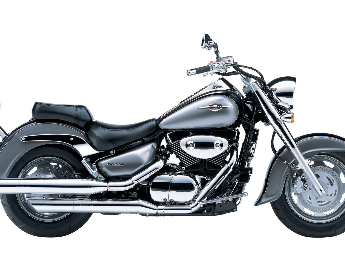Новый мотоцикл на дороге Suzuki Intruder M1500