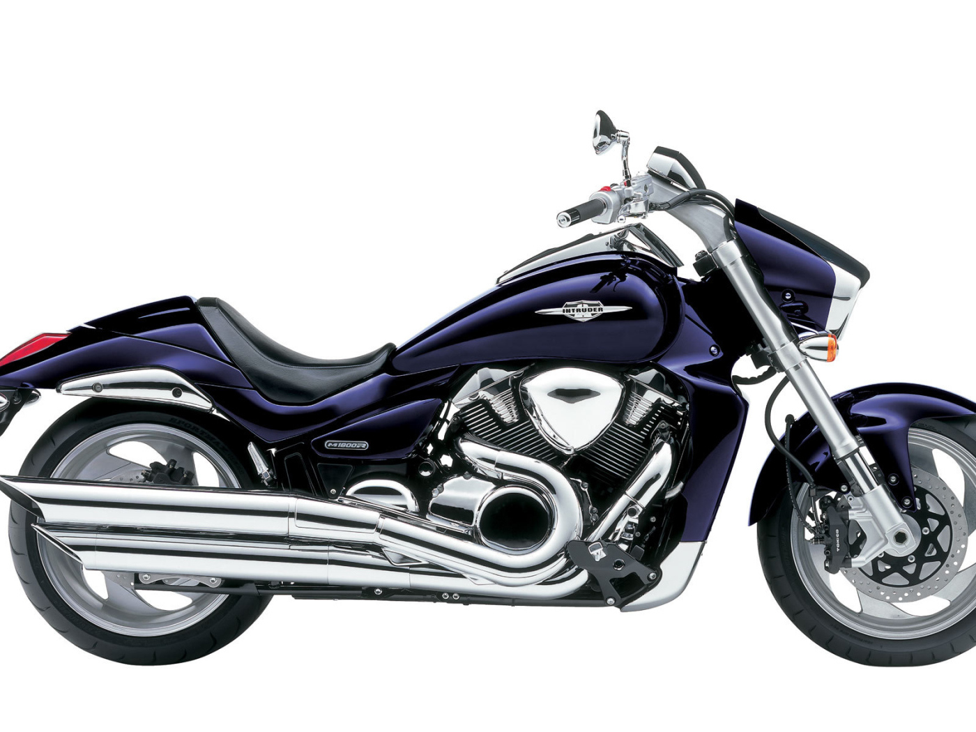 Новый мотоцикл на дороге Suzuki Intruder M1800 R