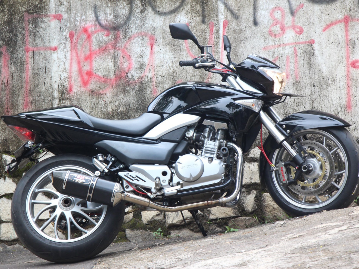 Популярный мотоцикл Suzuki   Inazuma