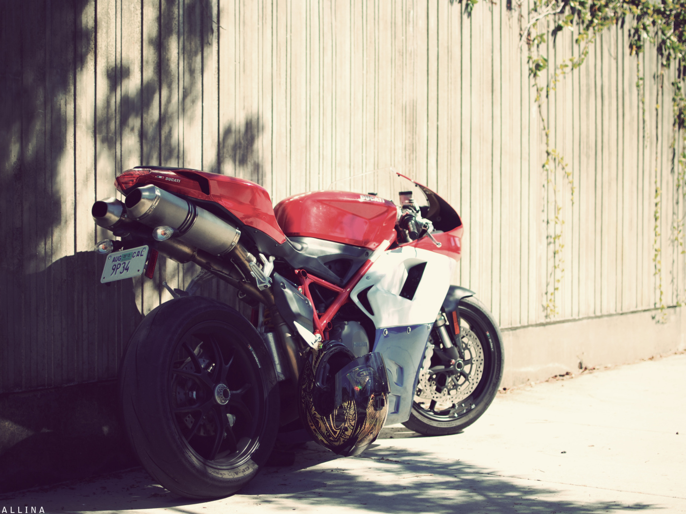 Мощный мотоцикл у забора