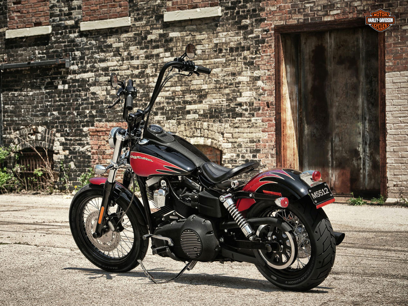 Надежный мотоцикл Harley-Davidson Dyna Street Bob