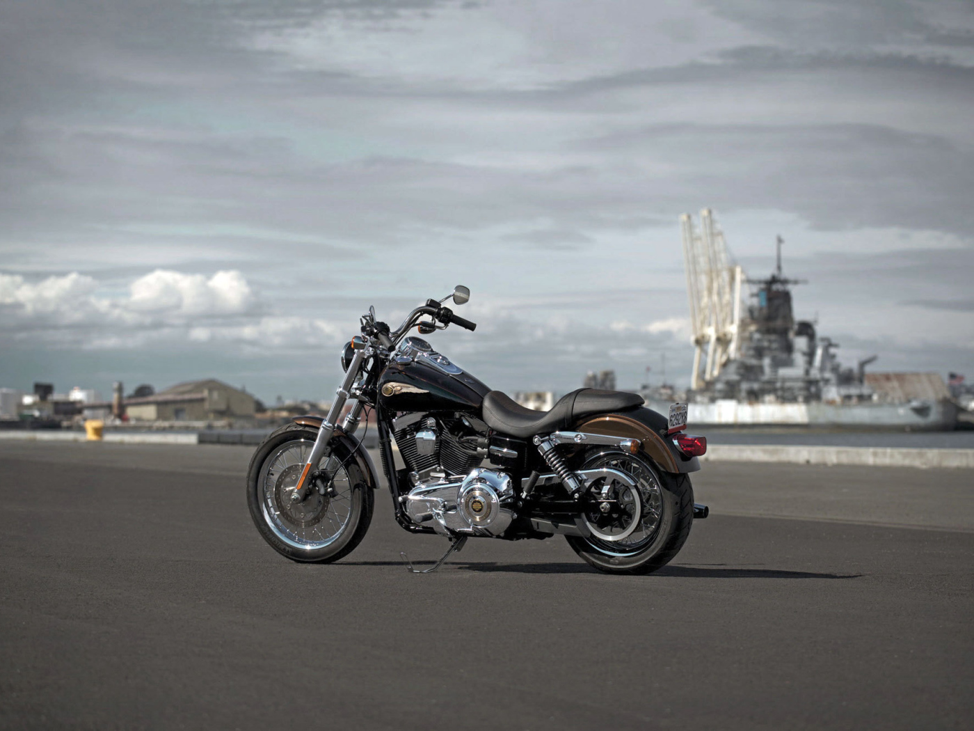 Надежный мотоцикл Harley-Davidson Dyna Super Glide Custom