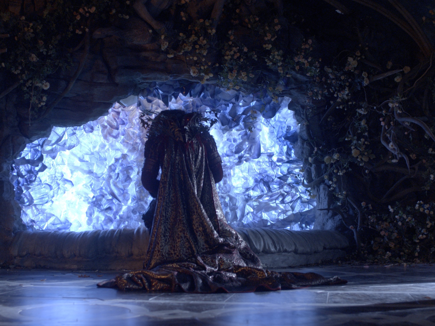 Красавица и чудовище во дворце