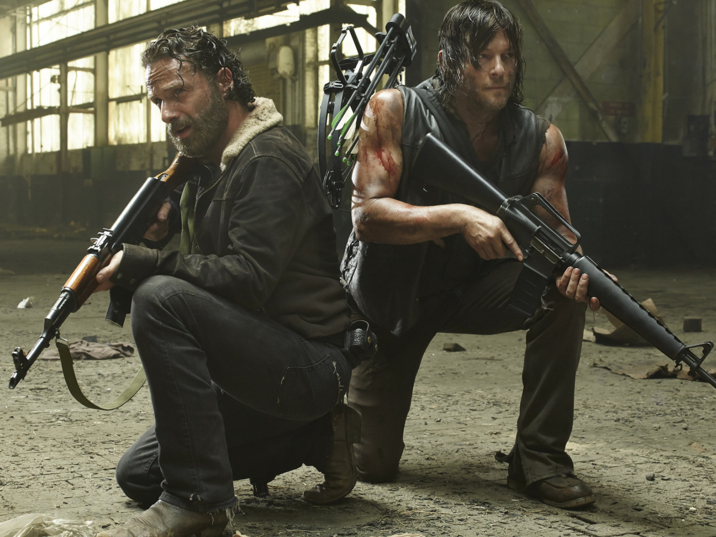 Рик и Дерил из Ходячих Мертвецов держат оборону