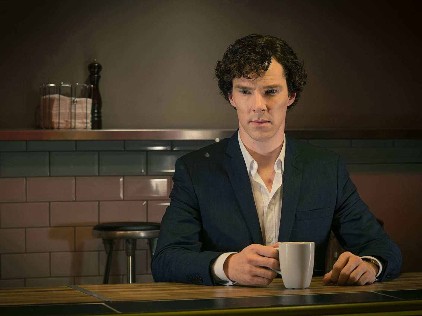 Шерлок с чашкой