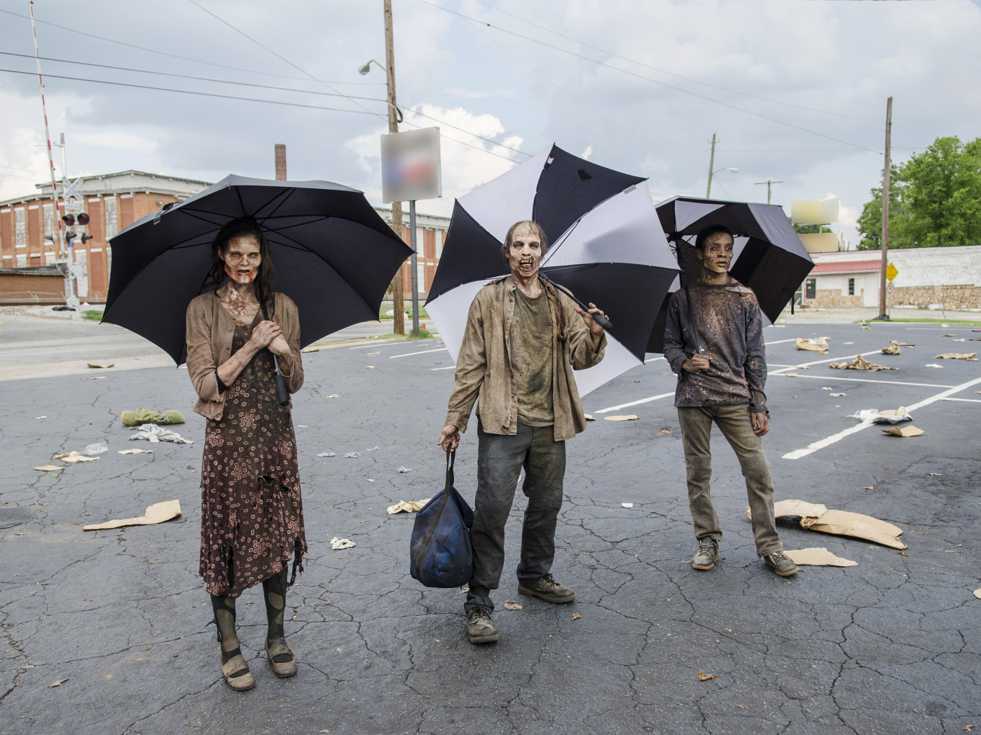 Зомби из Ходячих Мертвецов с зонтами