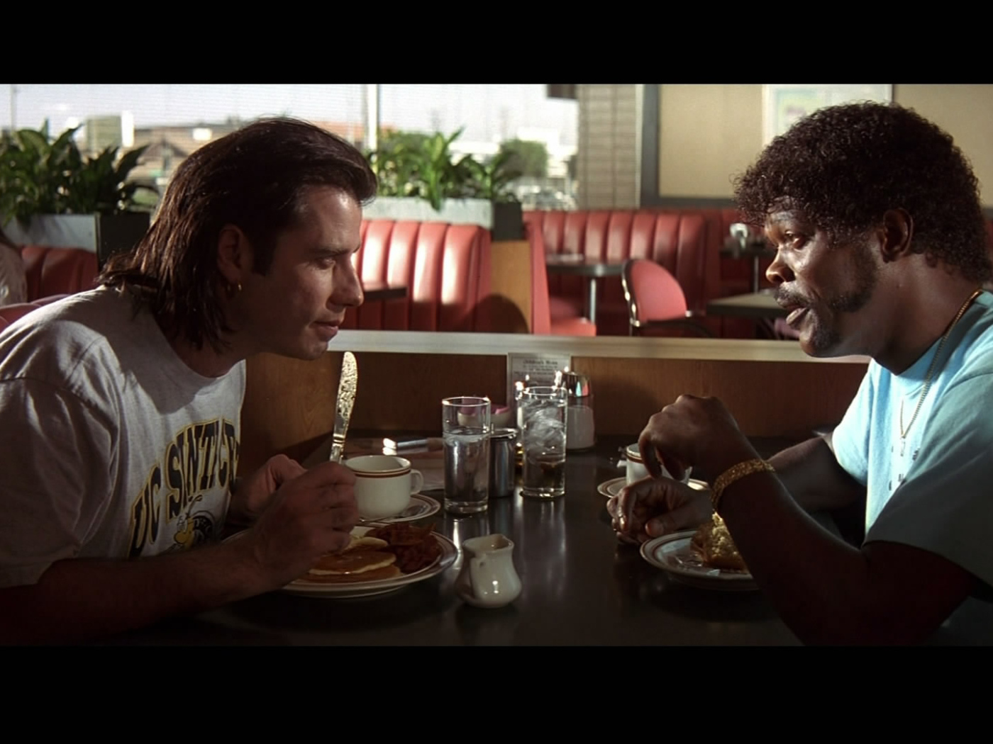 Актеры беседуют за обедом