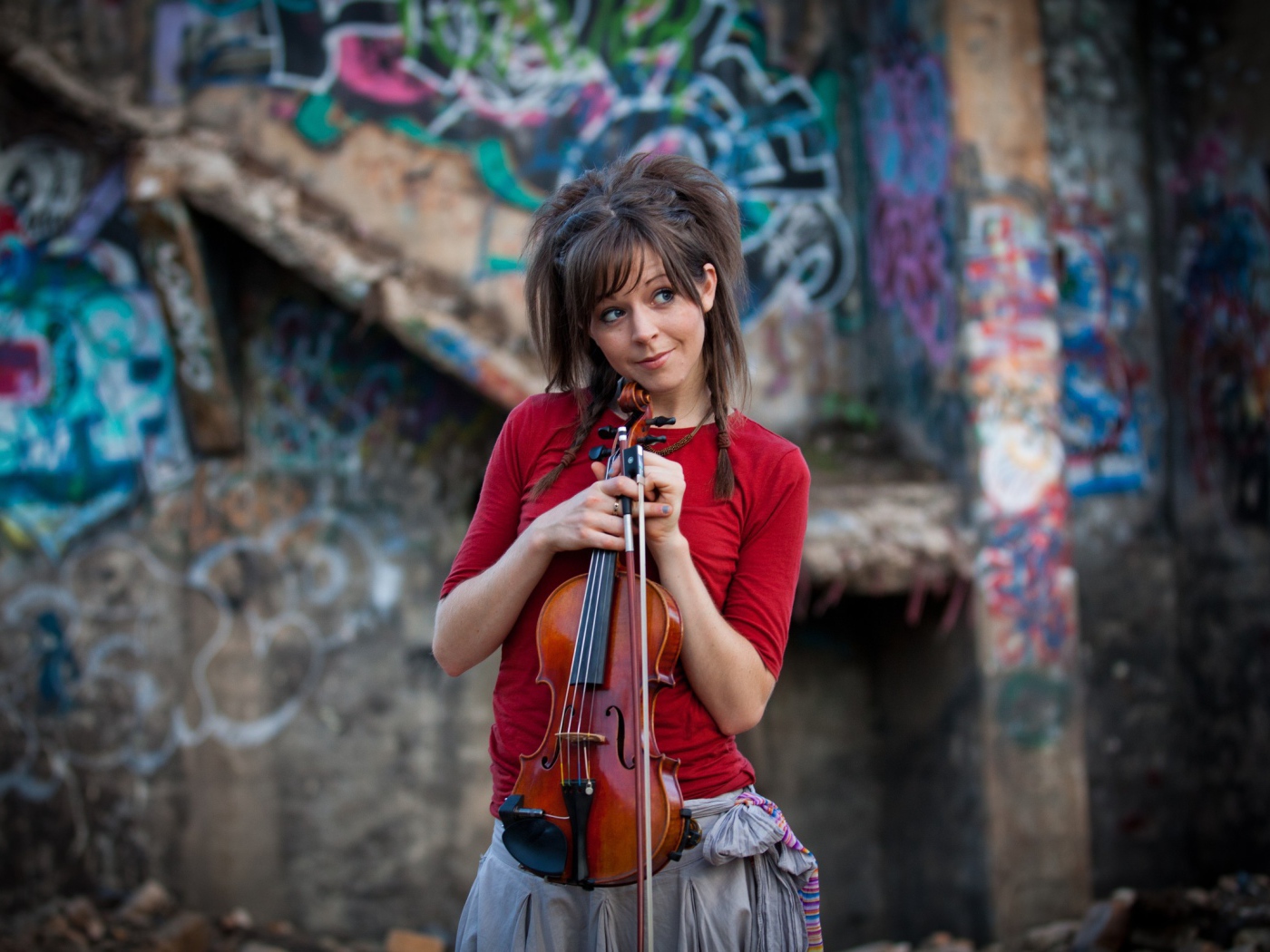 Девушка со скрипкой улыбается